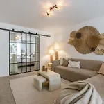 Huswell - Cosy Bohemian Decorated Apartment With Terrace